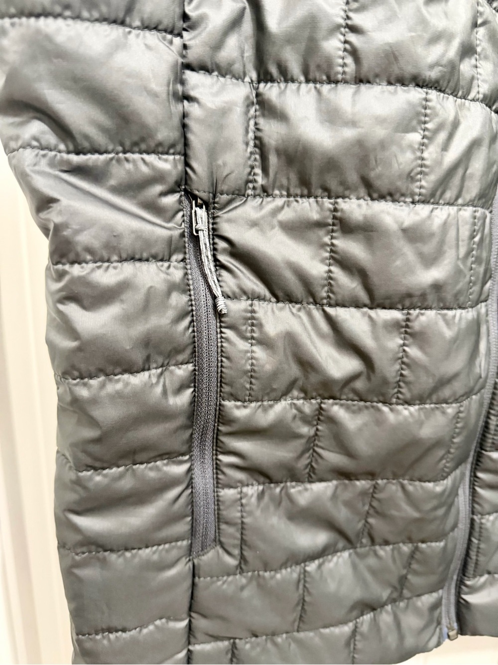 Patagonia Men's Nano Puff Vest, Forge Grey Size Medium NWT LOGO 84243 $189 MSRP - Picture 4 of 6
